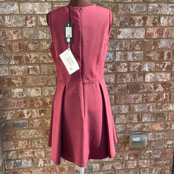 NWT Atos Lombardini Deep V-Neck Pleated Sleeveless Burgundy Dress Sz IT 44, US 8 - Picture 2 of 6